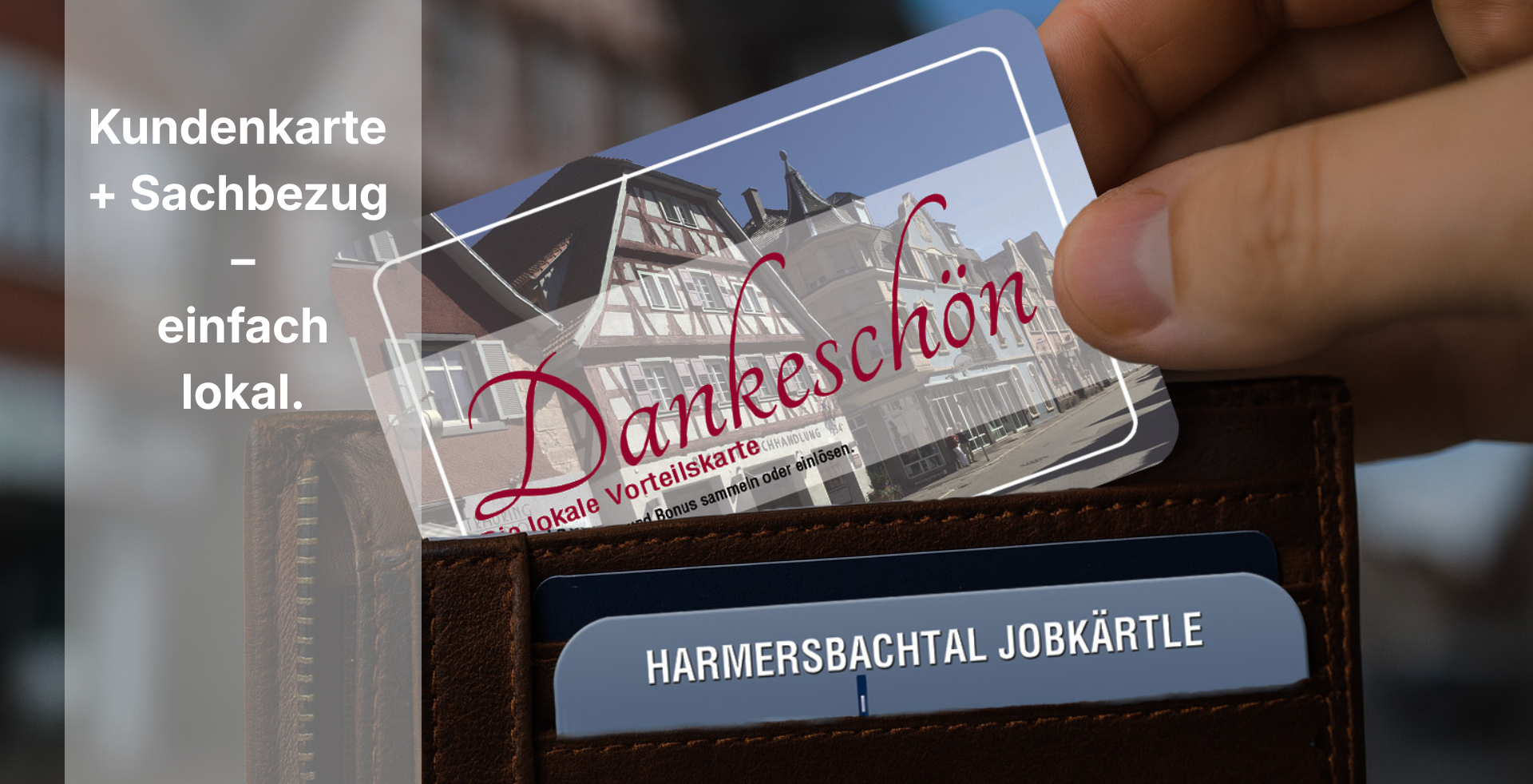 Hand zieht eine lokale Vorteilskarte „Dankeschön“ aus einem Portemonnaie; daneben eine Sachbezugskarte „Harmersbachtal Jobkärtle“ – Symbol für regionale Kundenbindung und Sachbezug in einem System.