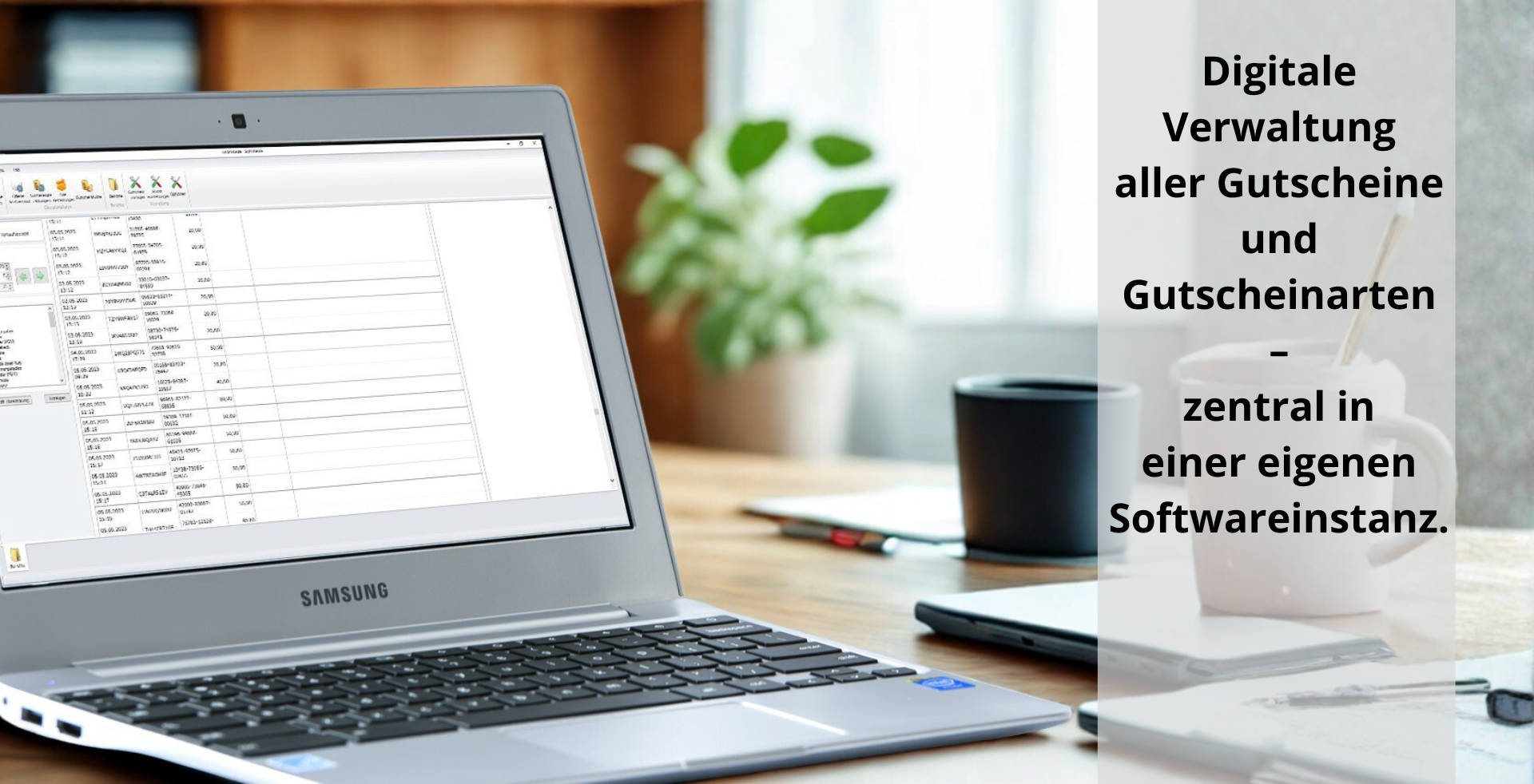 Laptop mit geöffneter Gutscheinverwaltungs-Software auf einem Schreibtisch; daneben Notizbuch und Kaffeetasse. Rechts im Bild steht der Text „Digitale Verwaltung aller Gutscheine und Gutscheinarten – zentral in einer eigenen Softwareinstanz.“