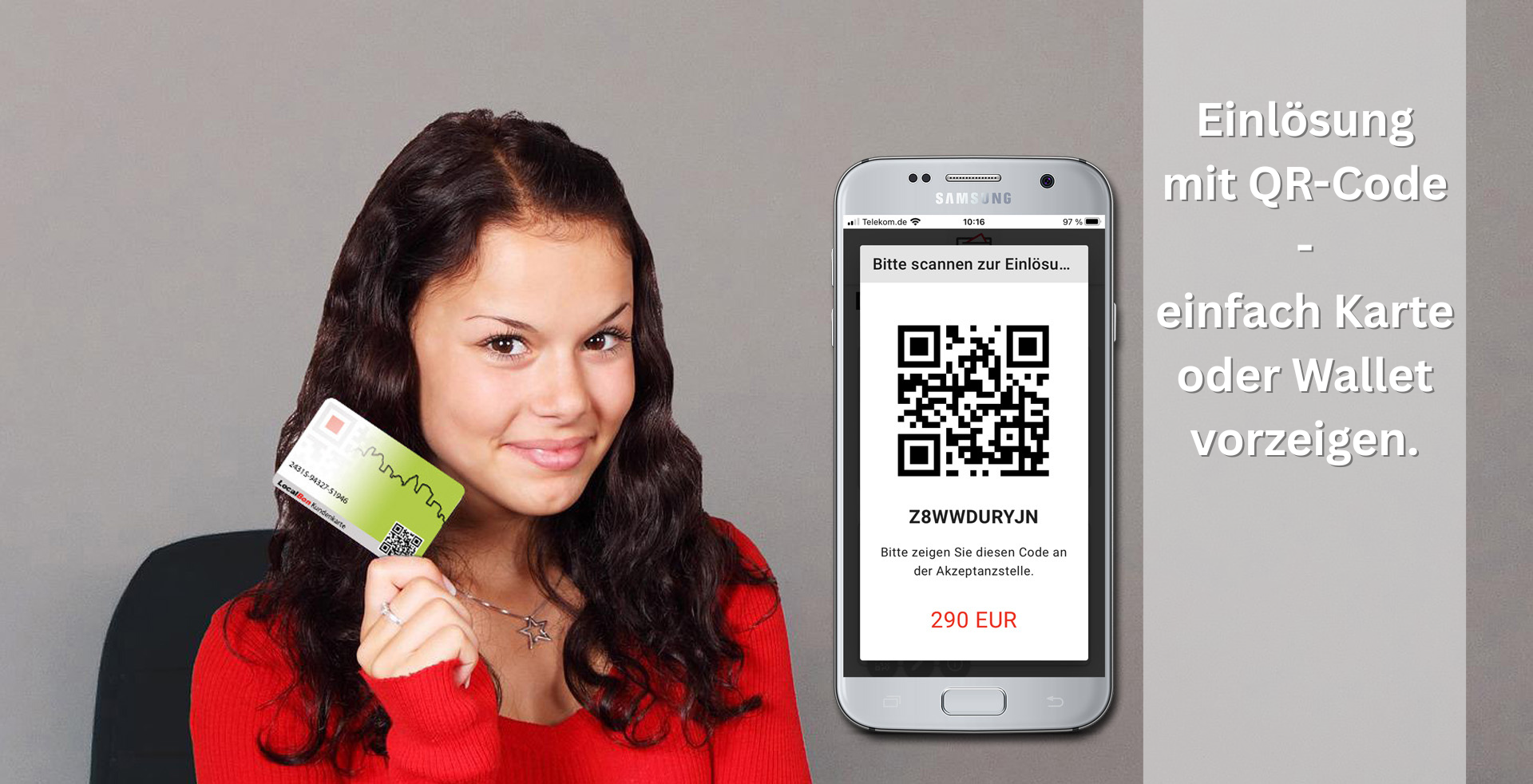 Frau hält eine lokale Gutscheinkarte neben einem Smartphone mit angezeigtem QR-Code; Hinweistext erklärt die einfache Einlösung per Karte oder digitalem Wallet.