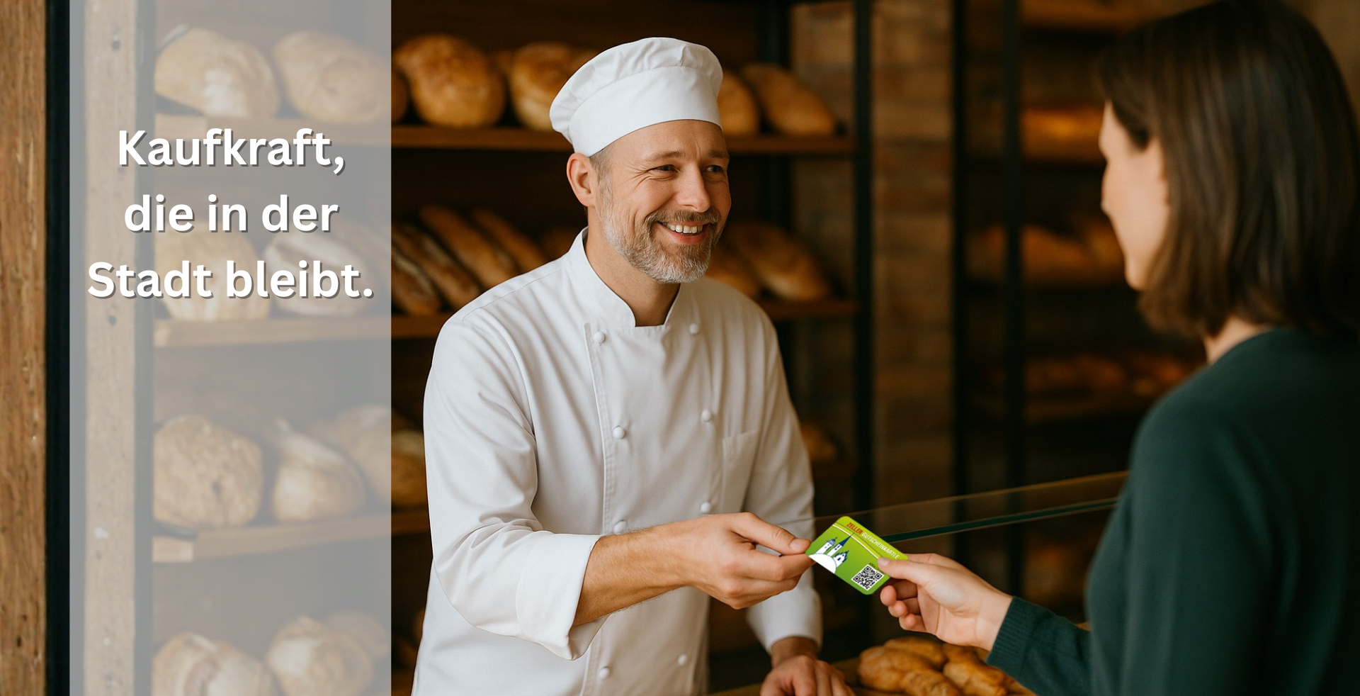 Kaufkraftbindung im Alltag: Kundin bezahlt beim örtlichen Bäcker mit einer regionalen Sachbezugskarte.