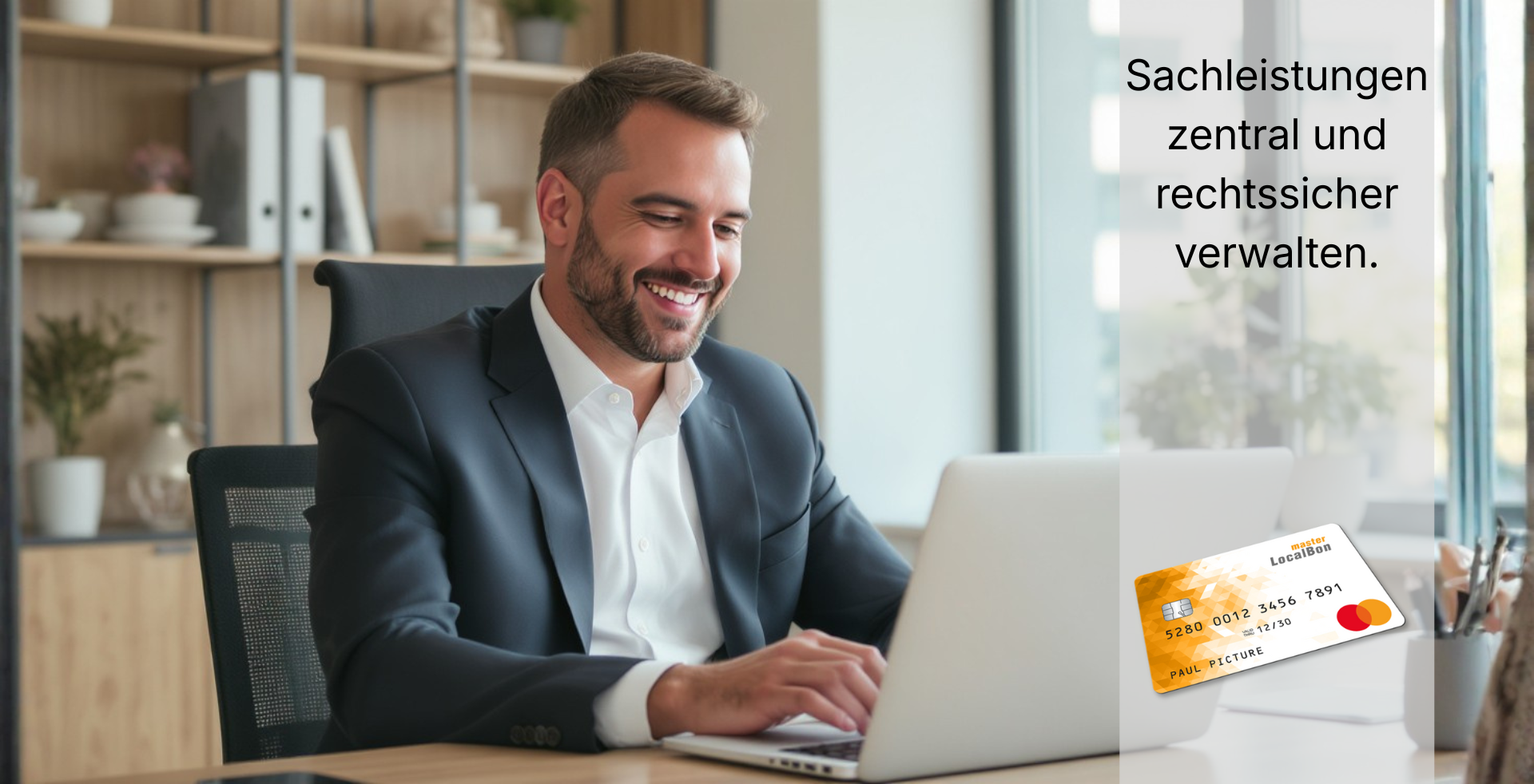 HR-Verantwortlicher verwaltet steuerfreie Sachleistungen digital über eine Sachbezugskarte am Laptop.