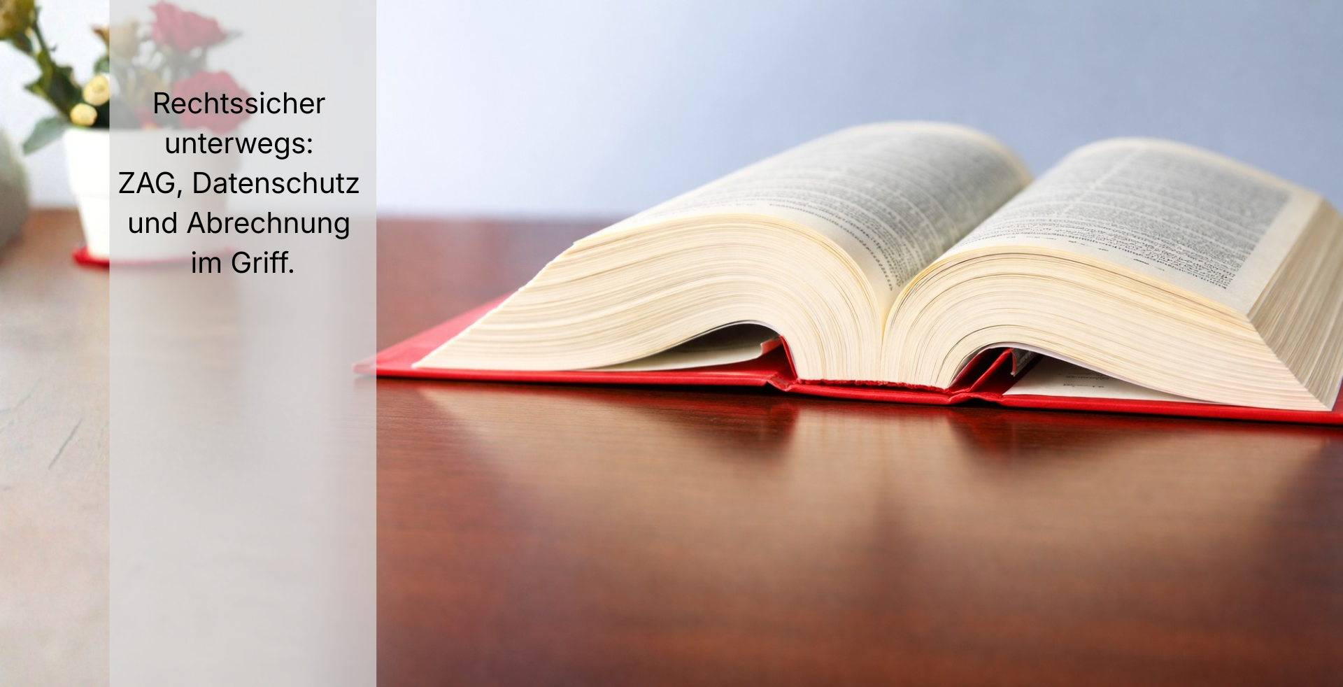 Offen aufgeschlagenes Gesetzbuch mit rotem Einband auf einem Tisch – Symbol für Rechtssicherheit, ZAG-Konformität und klare Regeln bei Stadtgutscheinsystemen.