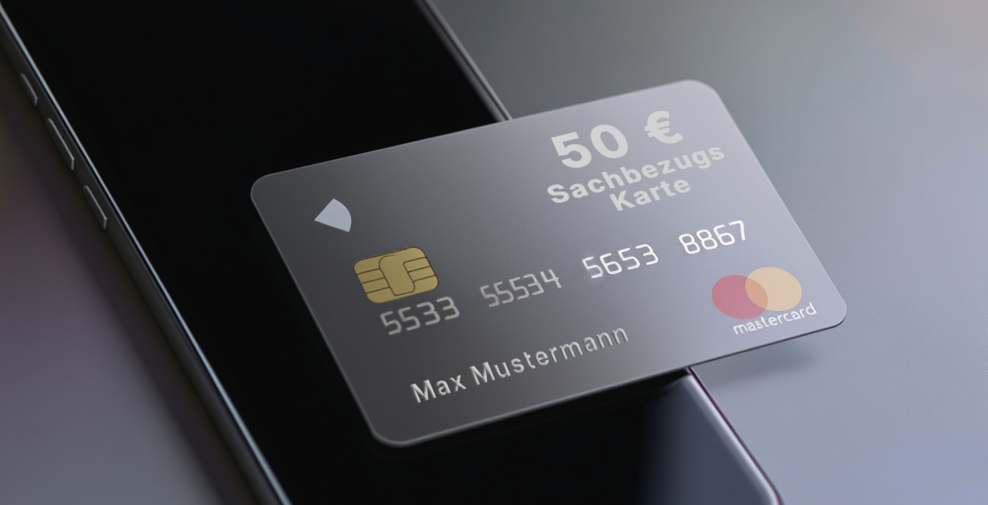 Moderne Sachbezugskarte mit Chip liegt auf einem Smartphone, dargestellt als Beispiel für eine digitale Sachbezugskarte zur steuerfreien Auszahlung von Mitarbeiterbenefits.