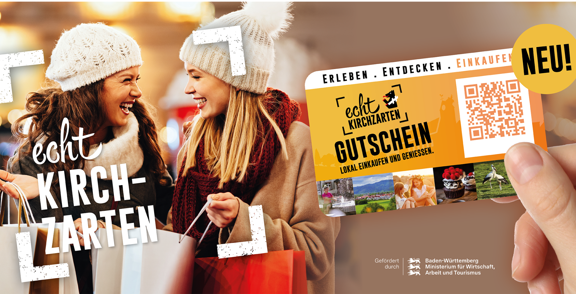 Zwei Frauen beim winterlichen Shopping in Kirchzarten halten Einkaufstaschen und einen Echt-Kirchzarten-Gutschein mit QR-Code in der Hand.