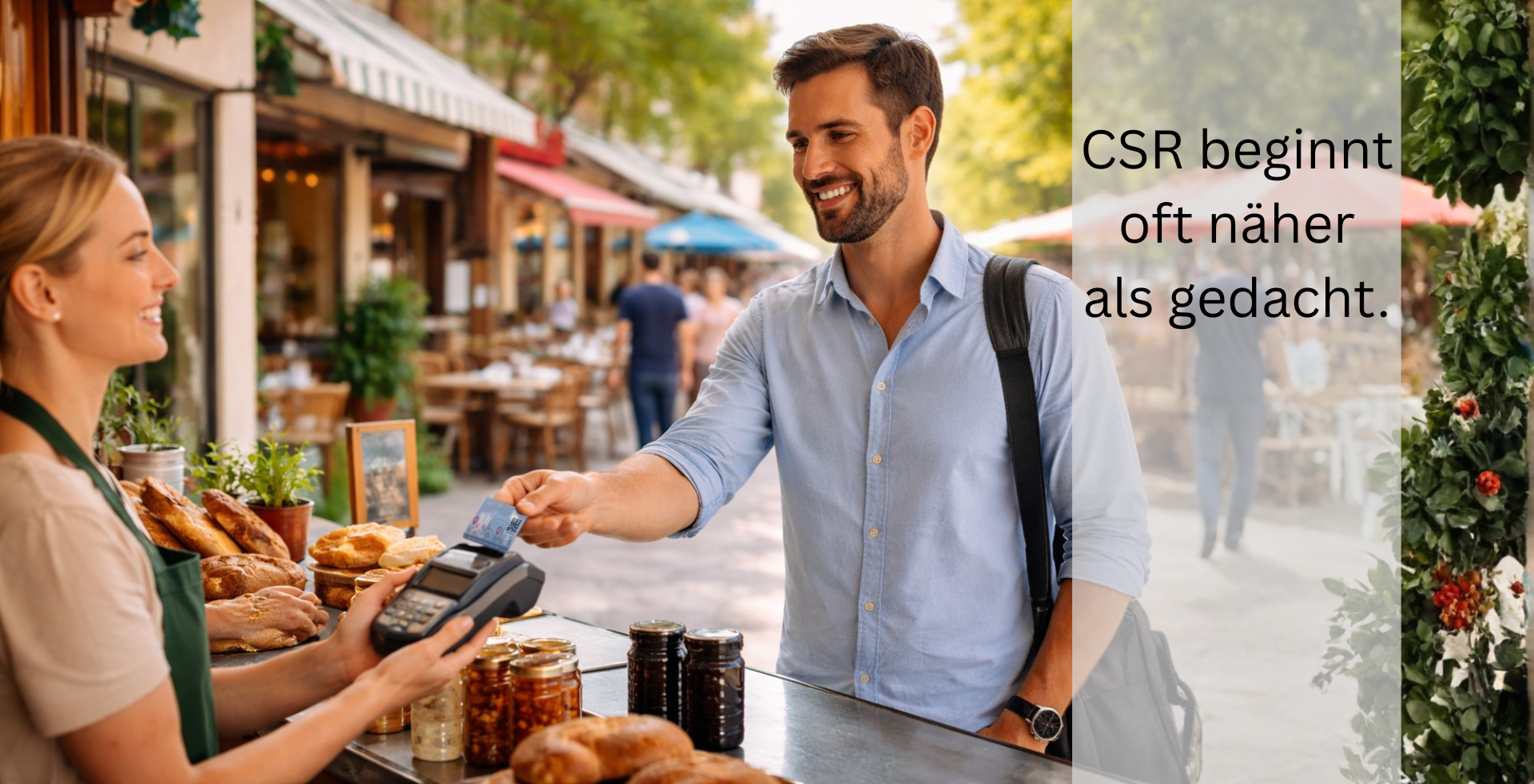 Mitarbeiter bezahlt in einem lokalen Geschäft mit Karte, während im Hintergrund Cafés und Marktstände einer belebten Innenstadt zu sehen sind – Symbol für regionale Kaufkraftbindung und CSR von Unternehmen.