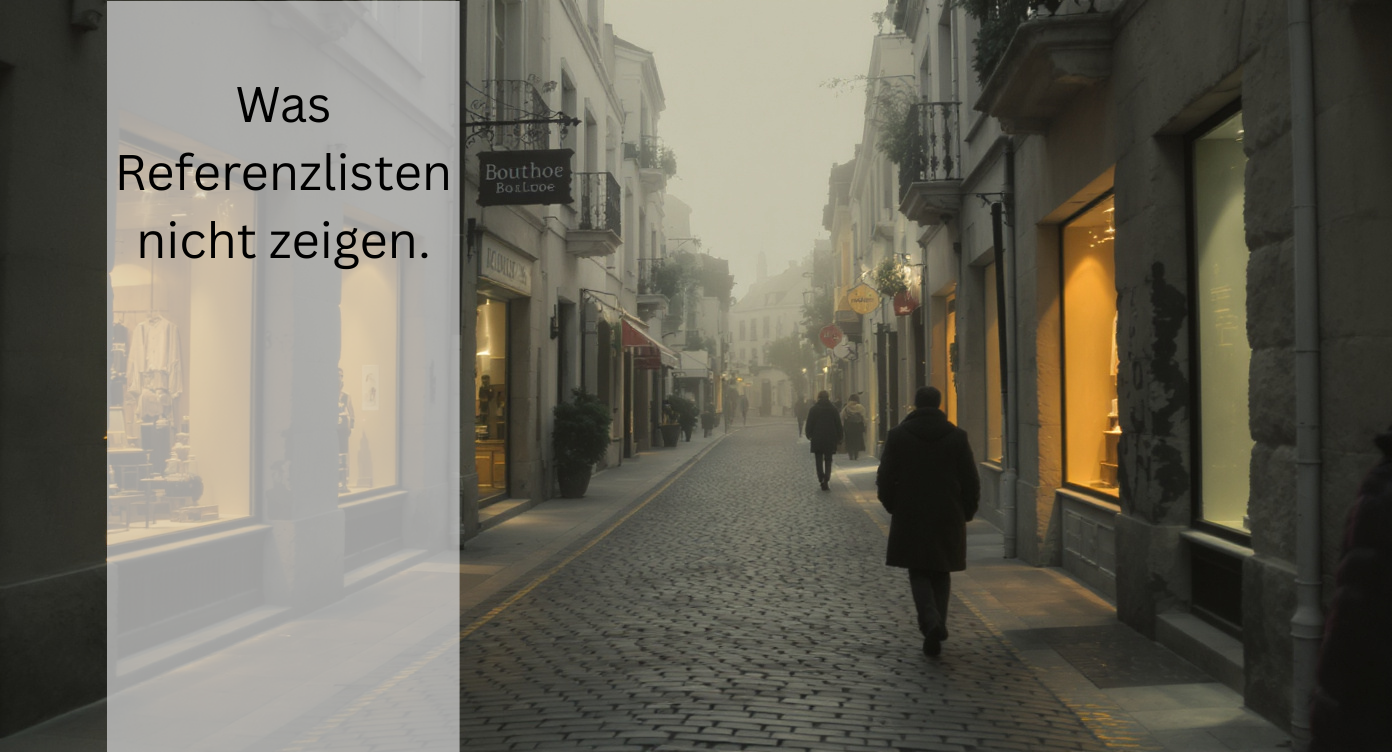 Leere Fußgängerzone mit Ladengeschäften im Nebel – Symbol für die Frage nach tatsächlicher Nutzung digitaler Stadtgutschein-Systeme